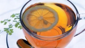 Ако редовно пијете чај са лимуном ујутру, можете значајно може побољшати стање коже. Он даје снагу и еластичност коже и спречава промене старењем. 