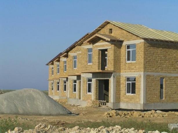Фотографија - кућа са оквиром бетона и зидова и забата кречњака.