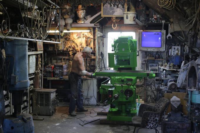 Николаи Белаев - мајстор ковач са великим искуством и искуства.