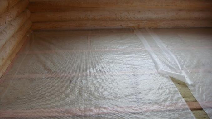 Полагање баријеру паре од полиетилена ојачана у дрвеној кући