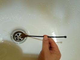 Једноставан али веома ефикасан начин да очистите одвод у купатилу косе без скидања сифон.