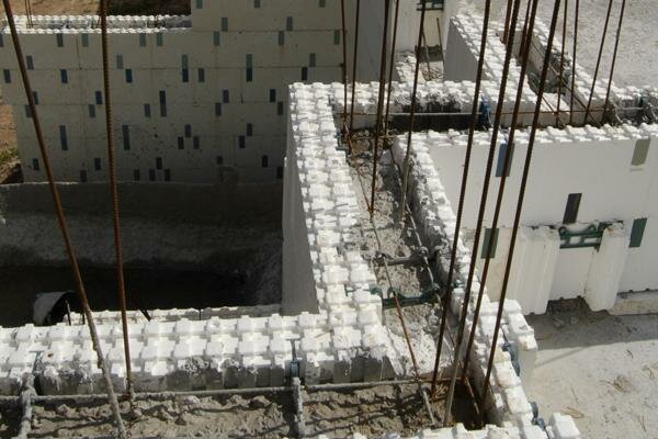 Процес попуњавања шупљина са бетона