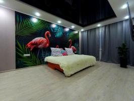 Спаваћа соба са ружичастим фламингом и кухиња са перјем - направили су креативно реновирање у свом двоје