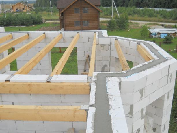 На фотографији: два спрата куће гас- бетон са дрвеним гредама у изградњи