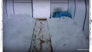 Накидивание у снегу у стакленику