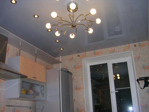 Спуштени плафон у кухињи. Фотографије снимљене са следцомспб.ру