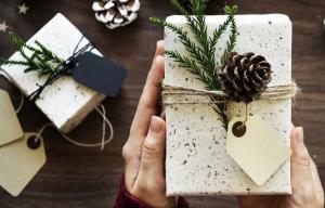 Желите да изненадите своје вољене не само божићни поклон. 6 оригиналне идеје за паковање